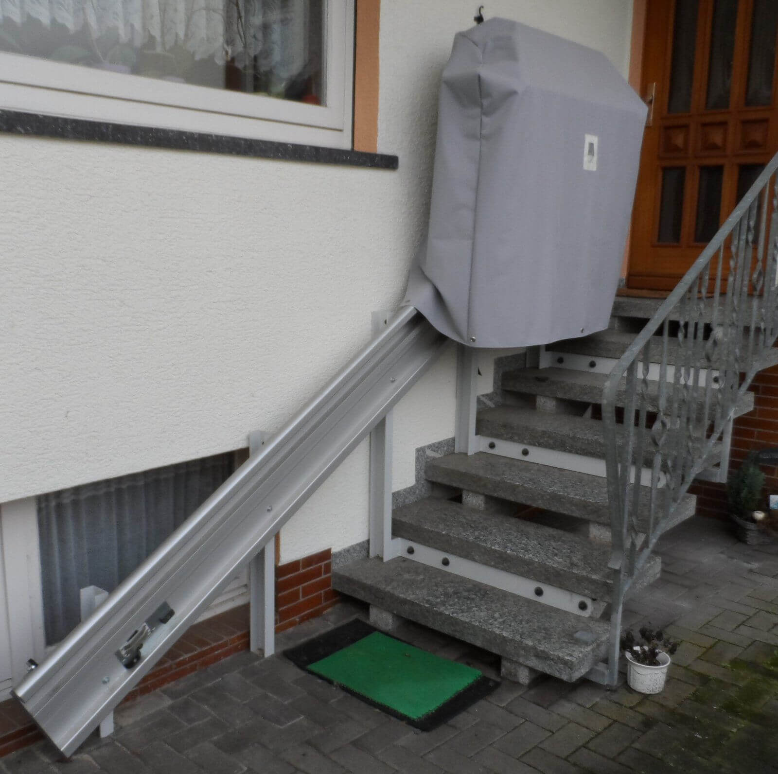 Rollstuhl–Schrägaufzug Treppenlift im Außenbereich