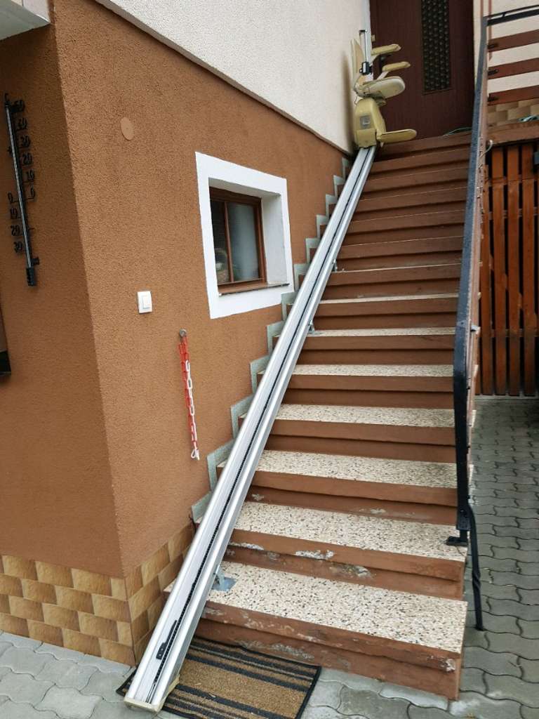 Voll funktionsfähig: Treppenlift außen gebraucht